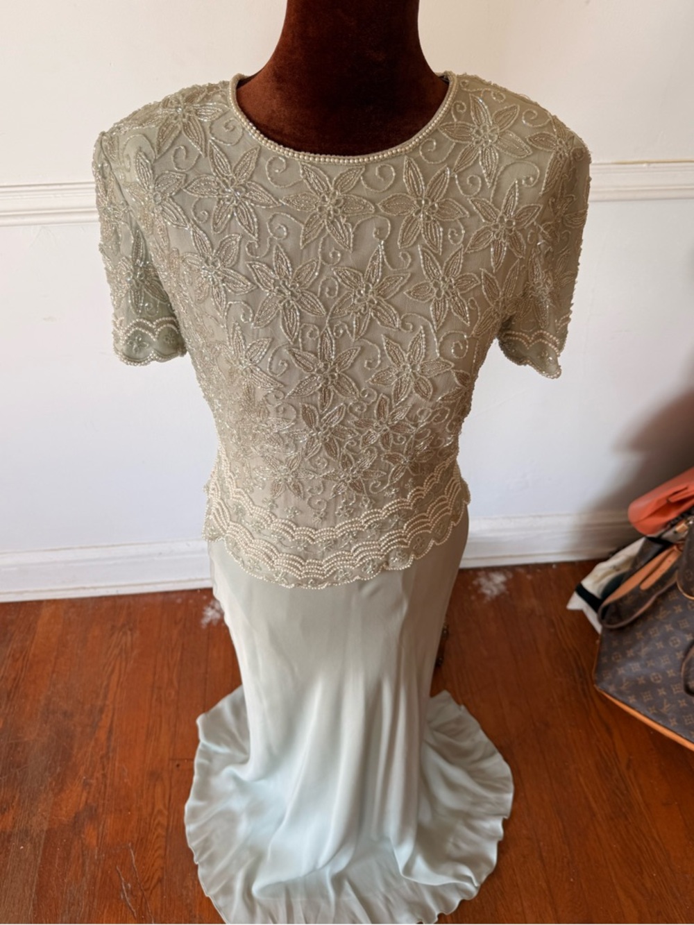 ADRIANNA PAPELL Elegant Beaded Short-Sleeve Evening Dress in Light Sage